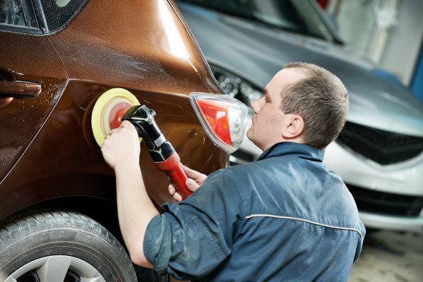 polishing a car with a dual action unit